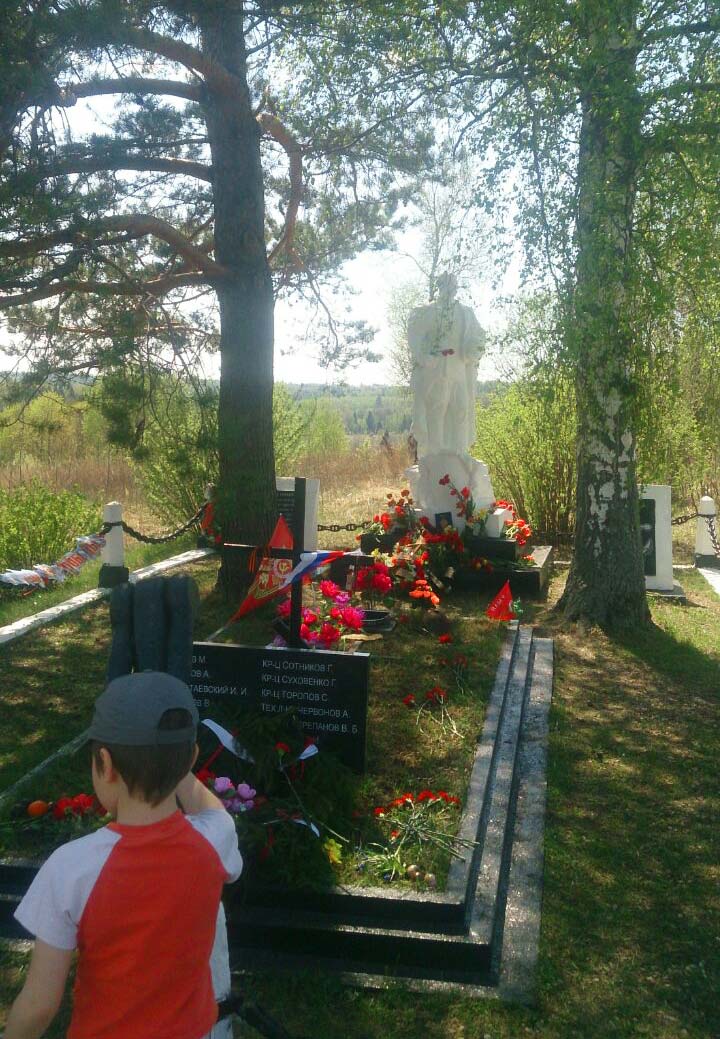 Братская могила 71 ОМСБР в дер. Борносово